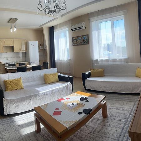Просторная И Уютная 3Х Комнатная В Центре! Uralsk Exterior foto
